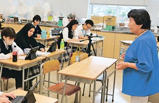 富山大空襲の記憶を絵に　国際大付高美術部、体験者招き聞き取り