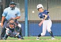 女子選手が好プレー披露　魚津で軟式野球交流試合