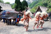 世界文化遺産の合掌造り集落で繰り広げられた獅子舞＝南砺市管沼