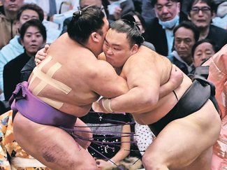 朝乃山「自分の相撲信じた」　大相撲春場所１４日目、勢いで尊富士上回る