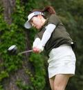 ゴルフ、堀奈津佳が首位