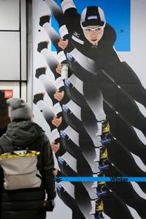 ミラノ地下鉄駅で五輪競技紹介