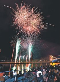 冬の環水公園に大輪　富山市、光の装飾と一体化