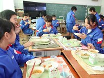 高岡の食材おいしい！　新市誕生２０周年祝い記念給食