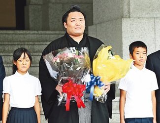 手大きい／笑顔すてき　児童２人花束渡す