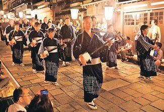 妥協なき姿 忘れない　富山・八尾町諏訪町のおわら地方衆、８月死去の飯島さん思い町流し