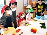 トッピングする野菜を切る児童たち