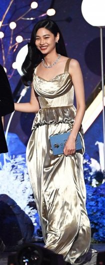 『イカゲーム』“ジャージ姿の脱北者”→ルイ・ヴィトンのドレスで雰囲気がらり　「You are so beautiful」「MY GORGEOUS ANGEL!!!」