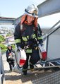 重さ約７キロのホースを手に、４階建てに相当する高さの階段を上る消防隊員
