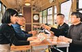 カードゲームで昭和回顧　富山、路面電車貸し切って交流