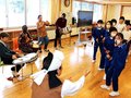 世界の音楽、楽しいね　南砺・上平小と福光中部小　万博前にバンドと交流