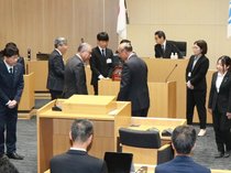 くじ引きで議長は高橋氏に　射水市議会、副は金氏