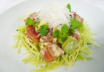 マグロのアボガドソース漬け、高岡どっこサラダを添えて