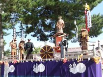 飾人形が地区の歴史再現　射水の放生津八幡宮で築山行事