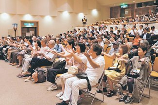 おわら来場者が踊り体験　富山・八尾町で保存会メンバーが指導