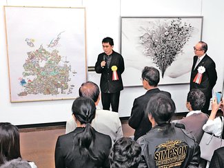 思うまま自由に　越中アートフェスタ大賞のＹＵＩＧＡさんら、会場で受賞作解説