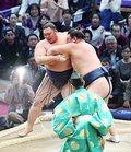 朝乃山敗れ、１勝１敗　大相撲九州場所