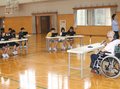 車いすの坂本さん「何事も諦めず前向きに」　富山・八幡小で講演