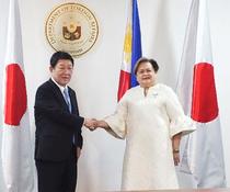 日比外相、物品協定署名