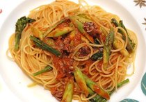 ホタルイカとアスパラのトマトソースパスタ