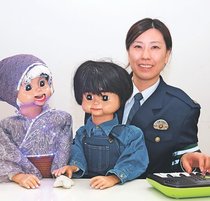 けさの人<br />腹話術で交通安全を呼びかける県警交通企画課巡査部長中林陽子（なかばやし・ようこ）さん