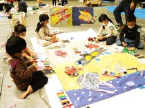 ごみ活用しアート制作　小矢部でワークショップ、年長児が海テーマの作品仕上げる