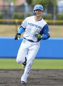 日ハム清宮幸、実戦初打席アーチ