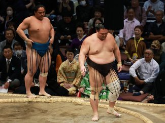 朝乃山、万全の相撲で星を五分に　大相撲九州場所４日目