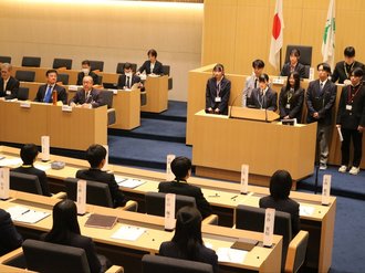 起業促進や公共交通活性化を　高校生県議会、本会議で政策提案