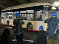 走る電気バスをカメラに　アルペンルート立山トンネルで撮影会