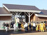 完成した南門を通り初めするセレモニー出席者＝砺波チューリップ公園