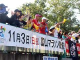 歩道橋からランナーに声援を送る市民ら=高岡市中川1丁目