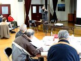 学生のまちづくり活動の報告を聞く住民ら