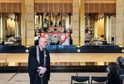 　築地本願寺本堂内の東森尚人副宗務長（左）＝東京都中央区