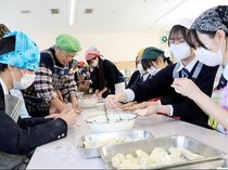 高岡・伏木高生が水ギョーザ作りに挑戦、中国の食文化に触れる