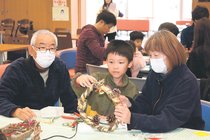 木の実でＸマスリース　富山市ファミリーパーク、家族が手作り