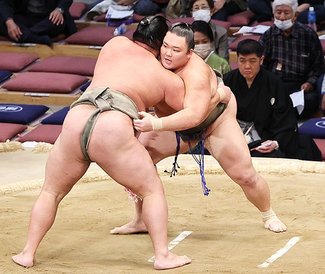 朝乃山５連勝　大相撲九州場所９日目