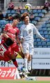 熊本－富山　前半、ヘディングでボールを競り合う富山の神山（右）