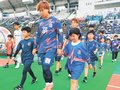 子どもたちが選手と入場、試合盛り上げ　カターレ－藤枝戦、本紙スペシャルマッチ