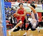 富山－福井　第３Ｑ、ドリブルで攻め込む富山の上田（左）