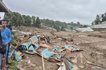 豪雨で土砂崩れ、７人死亡