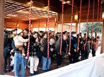 初詣で平穏な１年願う　県護国神社