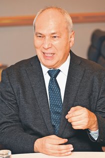 モーリー・ロバートソンさん死去　６３歳、高岡高出身・国際ジャーナリスト