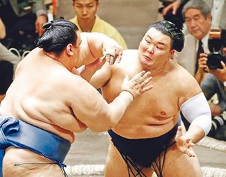 朝乃山３連勝 巨漢の碧山寄り切る