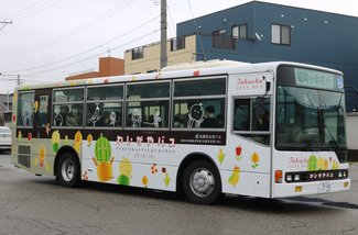 菅笠・つくりもん描いたラッピングバス快走　高岡市福岡地域、地元児童や大学生の思い乗せ