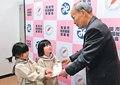 困っている人に役立てて　南砺の福野青葉幼稚園児、集めたお金寄付
