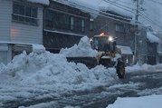 富山市内で道路の雪を運ぶ除雪車＝８日午前７時ごろ