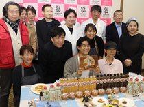 干し柿ベースの新商品お披露目　池田航さんと南砺・城端地域の１３店が開発