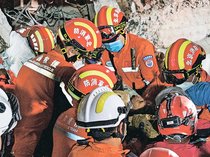 ミャンマー、大地震の死者２７１９人　６０時間下敷きの２人救出