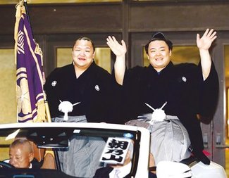 笑顔振りまく　優勝パレード　同門の北勝富士が旗手
